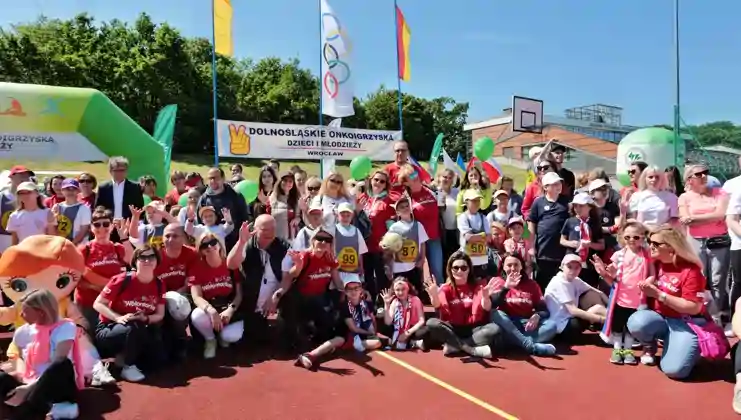 Zdjęcie grupowe uczestników XVI Onkoigrzysk Dzieci i Młodzieży